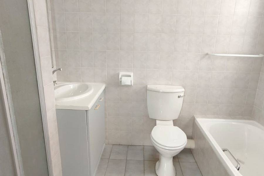To Let 4 Bedroom Property for Rent in Heather Park Western Cape
